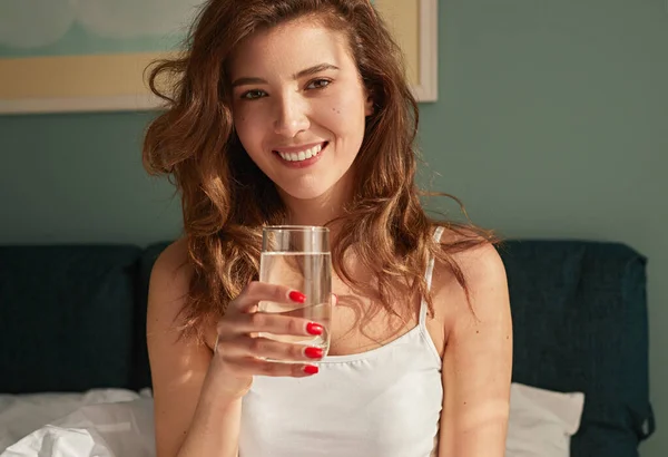 아침에 물을 마시는 행복 한 여자 — 스톡 사진