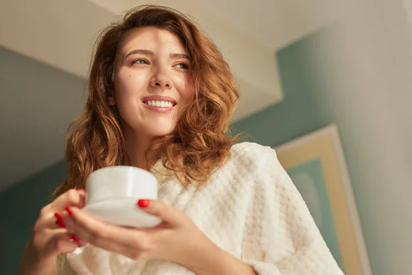 Mujer feliz disfrutando del café de la mañana —  Fotos de Stock