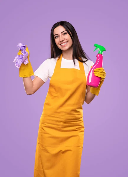 Cameriera allegra con detergente in studio — Foto Stock