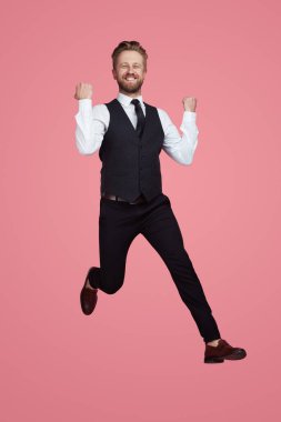 Başarılı iş adamı atlıyor ve stüdyoda zaferi kutluyor.