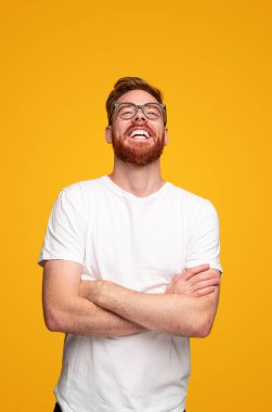 Mutlu adam kollarını kavuşturup gülüyor.