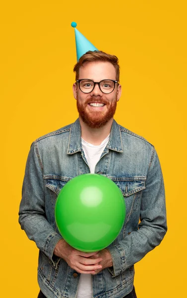 Gelukkig jongeman met verjaardag ballon — Stockfoto