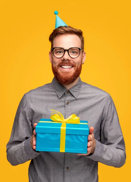 Homem barbudo alegre com caixa de presente de aniversário — Fotografia de Stock