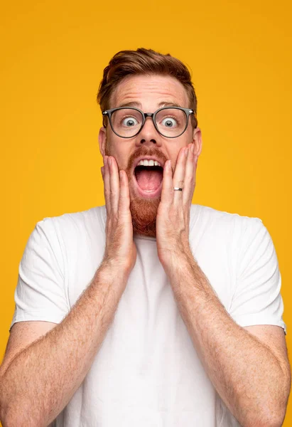 Hombre sorprendido en gafas mirando a la cámara — Foto de Stock