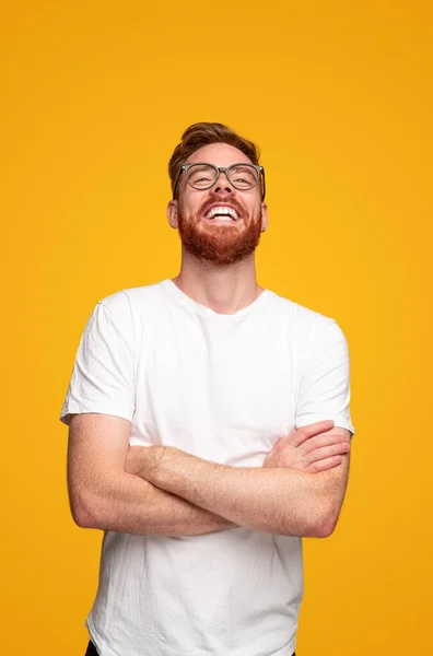 Lycklig kille skrattar med korsade armar — Stockfoto