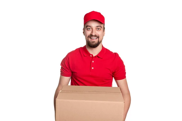 Homem de entrega alegre com caixa no fundo branco — Fotografia de Stock