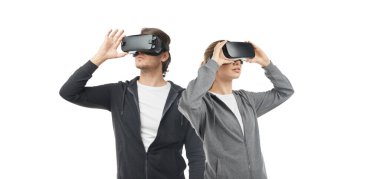 VR gözlüklü kadın ve erkek.
