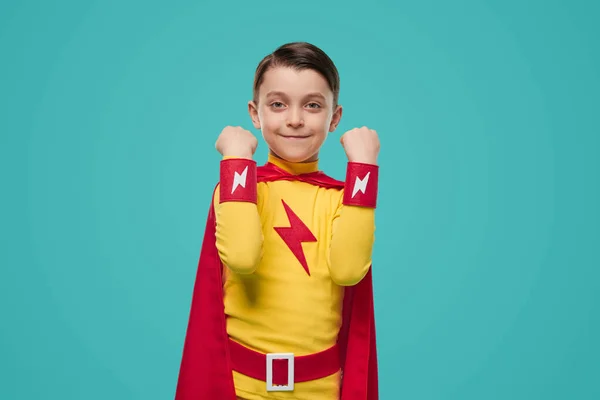 Feliz niño superhéroe celebrando la victoria — Foto de Stock
