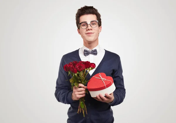 Homem romântico com buquê de flores e presente — Fotografia de Stock