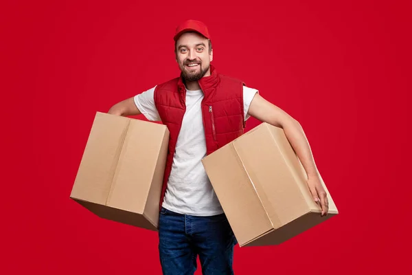 Homem de entrega alegre com caixas de papelão — Fotografia de Stock