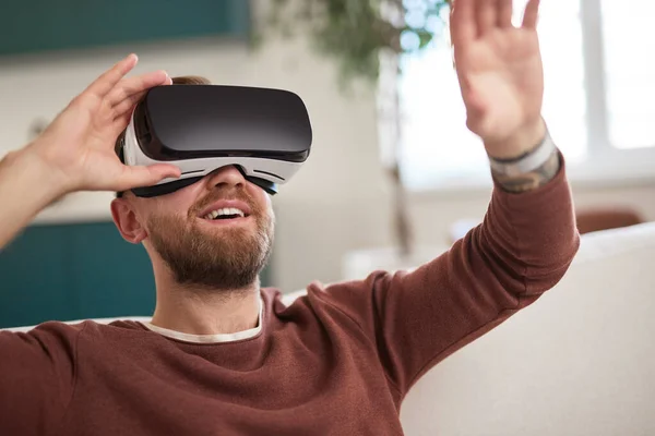 Izgatott férfi VR szemüvegben felnéz — Stock Fotó