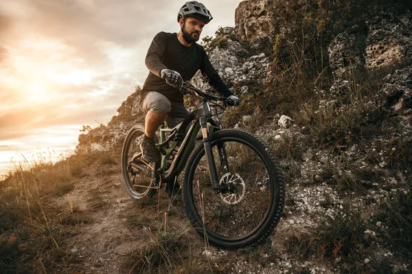 Barbuto uomo in bicicletta in montagna — Foto Stock