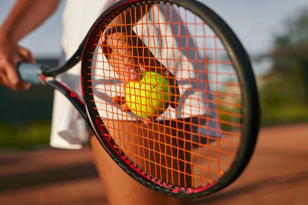 Oříznout ženu hrající tenis na hřišti — Stock fotografie