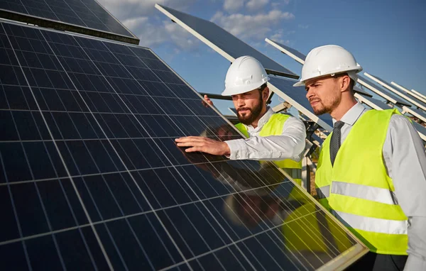Técnicos examinando a instalação de painéis solares — Fotografia de Stock