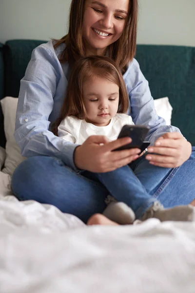 Mutter und kleines Kind mit Smartphones — Stockfoto
