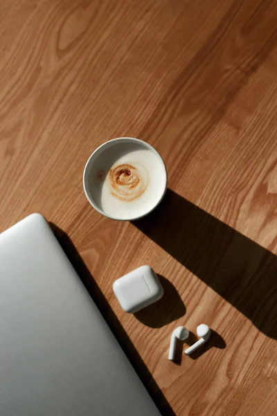 Tasse Kaffee mit verschiedenen Gadgets auf dem Tisch — Stockfoto