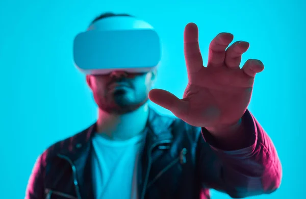 Moderní muž ve VR brýle dotýkající se vzduchu — Stock fotografie