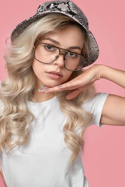 Mujer joven con sombrero y gafas con estilo — Foto de Stock