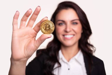 Gülümseyen kendine güvenen kadın bitcoin gösteriyor