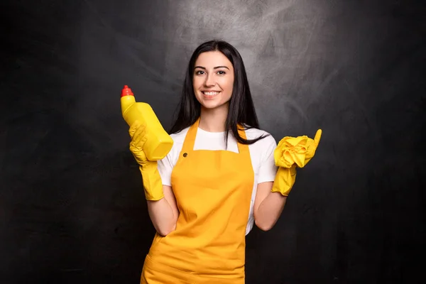 Glückliche Hausfrau mit Waschmittel und Serviette — Stockfoto