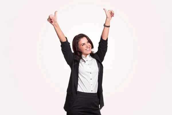 Empresária feliz com braços levantados celebrando o sucesso — Fotografia de Stock