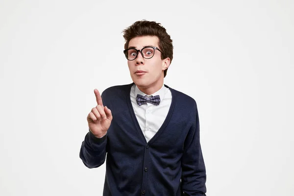 Uomo nerd intelligente che punta in alto — Foto Stock