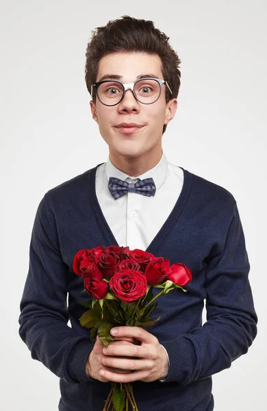 Gülleri olan komik romantik adam. — Stok fotoğraf