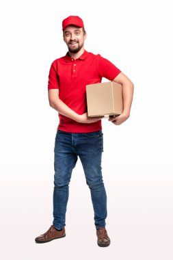 Paketli arkadaş canlısı teslimatçı.