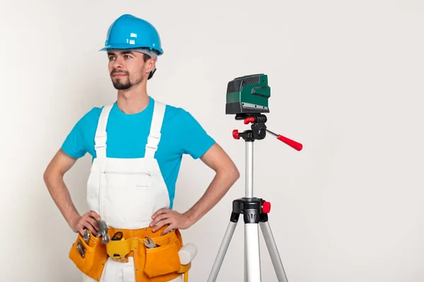 Professional builder with laser level — Stock Photo, Image