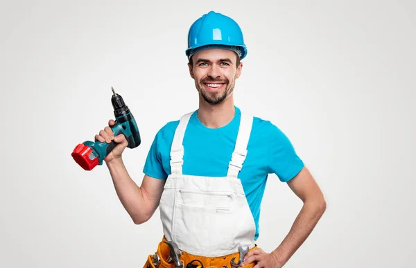 Homme à tout faire souriant avec perceuse électrique — Photo