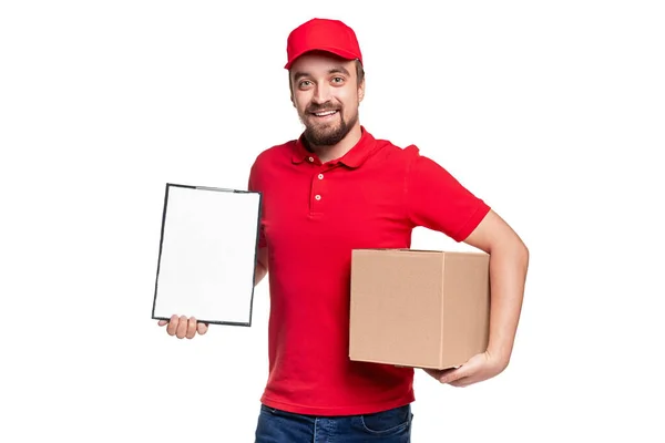 Homem de entrega feliz com parcela e prancheta — Fotografia de Stock