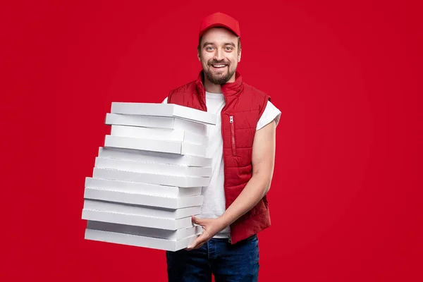 Entrega alegre homem com caixas de pizza — Fotografia de Stock