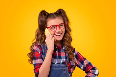 Akıllı kız akıllı telefondan konuşuyor.