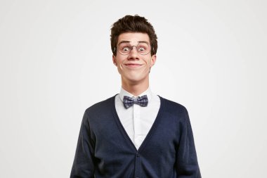 Zarif kıyafetli komik bir beyefendi.