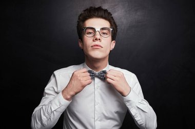 Stüdyoda yakışıklı, zarif bir adam.