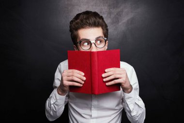 Kitaplı komik adam şüpheli görünüyor.