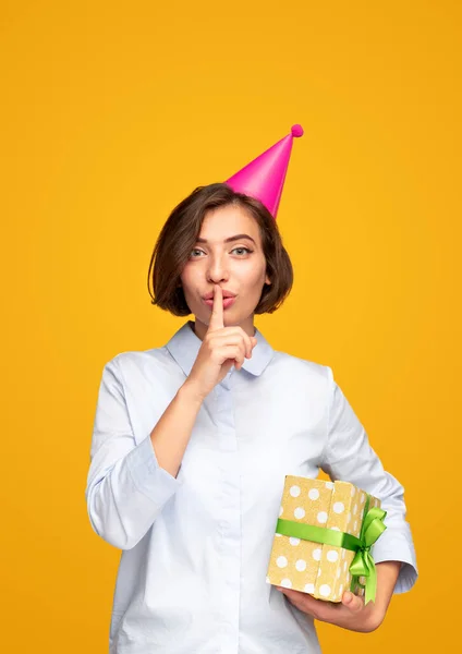 Mulher com caixa de presente de aniversário mostrando sinal de shh — Fotografia de Stock