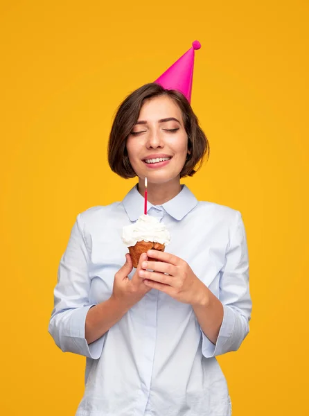 Vrouw met verjaardag cupcake maken wens — Stockfoto