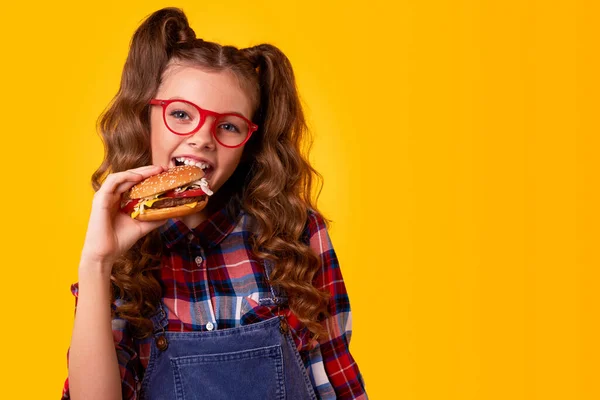 웃고 햄버거먹는 여학생 — 스톡 사진