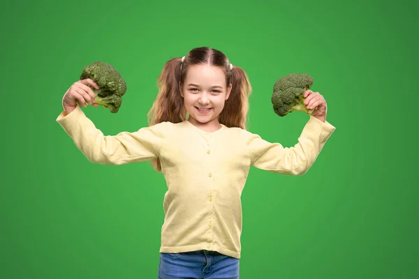 Felice bambino sano dimostrando broccoli verdi — Foto Stock