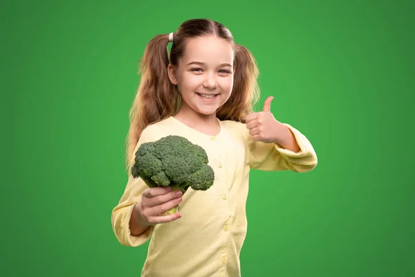 Ragazzo felice con broccoli mostrando pollice in su — Foto Stock