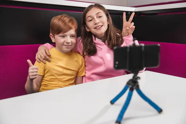 快乐的孩子在智能手机上录制视频 — 图库照片