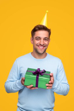 Doğum günü hediyeli mutlu adam.