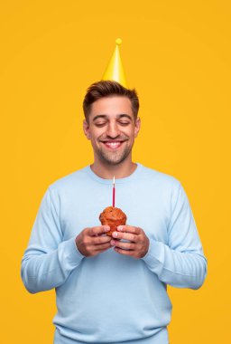 Doğum günü keki dileyen mutlu adam.