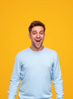 Mutlu gülüşü olan şaşkın genç adam