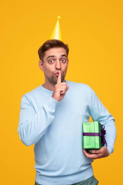 Doğum günü hediyesi olan komik bir adam 