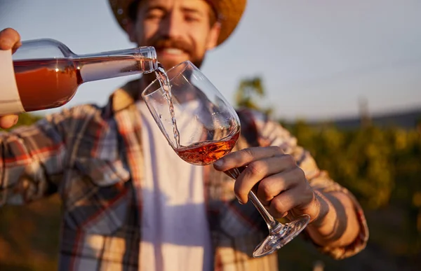 Enólogo feliz derramando vinho em vidro — Fotografia de Stock