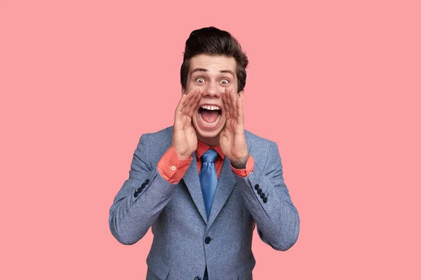 Exzentrischer Mann kreischt auf rosa Hintergrund — Stockfoto