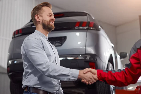 Klant en monteur in de auto service — Stockfoto