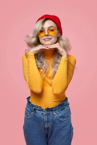 Mujer hipster con estilo en gafas de sol y sombrero — Foto de Stock